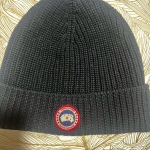 Canada Goose black Knit Beanie with Logo Patch (unisex)